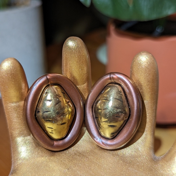 Vintage Avon Abstract Oval Gold Toned Clip-on Earrings - Picture 4 of 4